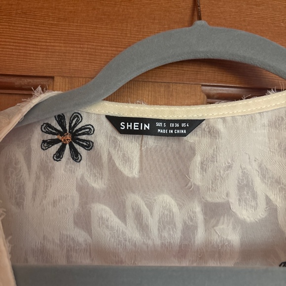 Daisy floral peplum butterfly sleeve blouse - Picture 3 of 4